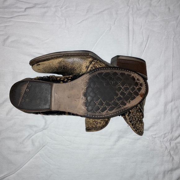 Detailed Leather Booties - Picture 2 of 2